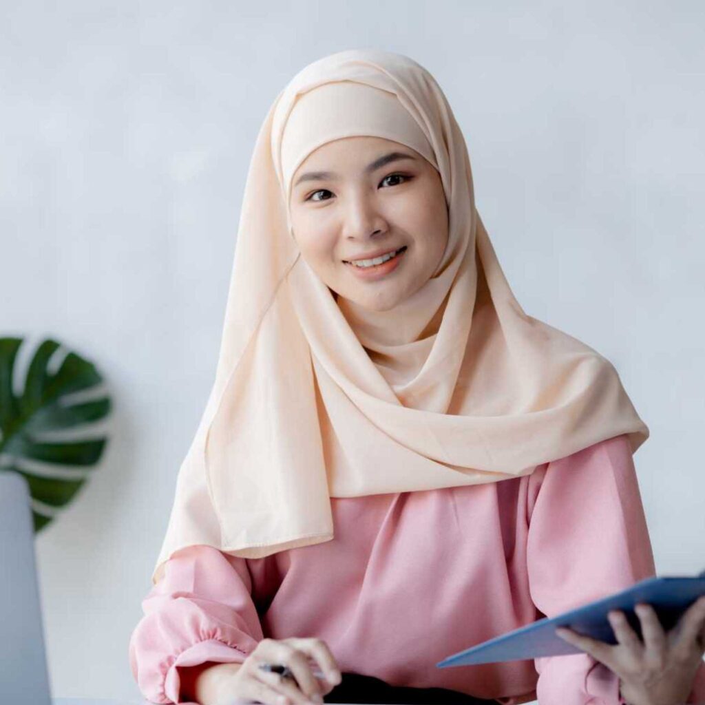 asian-women-wearing-hijab-sitting-in-the-office-of-KXU2GFY.jpg